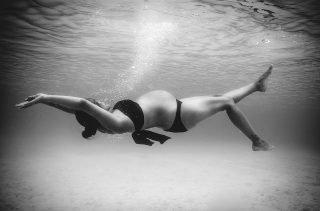 Maternity sessions, underwater